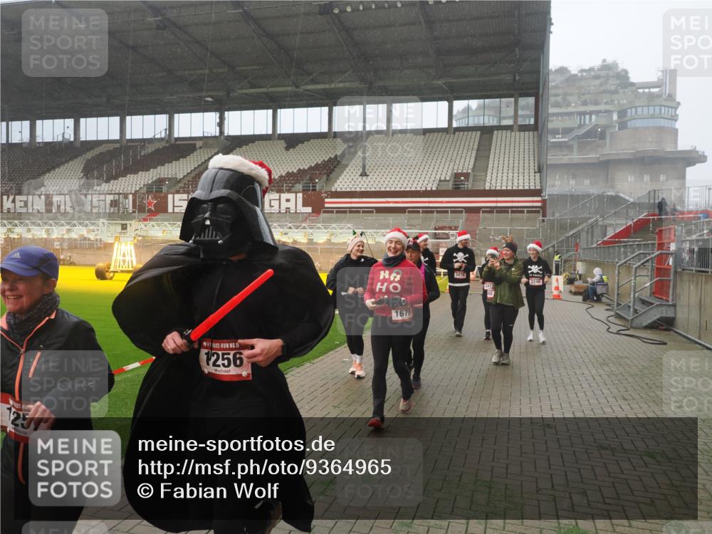 07.12.2025 - St. Pauli X-Mass-Run No. 15 Fabian Wolf http://msf.ph/oto/9364965 07.12.2025 10:10:00 Ziel 989, 1026, 1256, 1257, 1678, 1732, 2502, 2504, 2560, 3245, 3246, 3410, 3411 meine-sportfotos.de