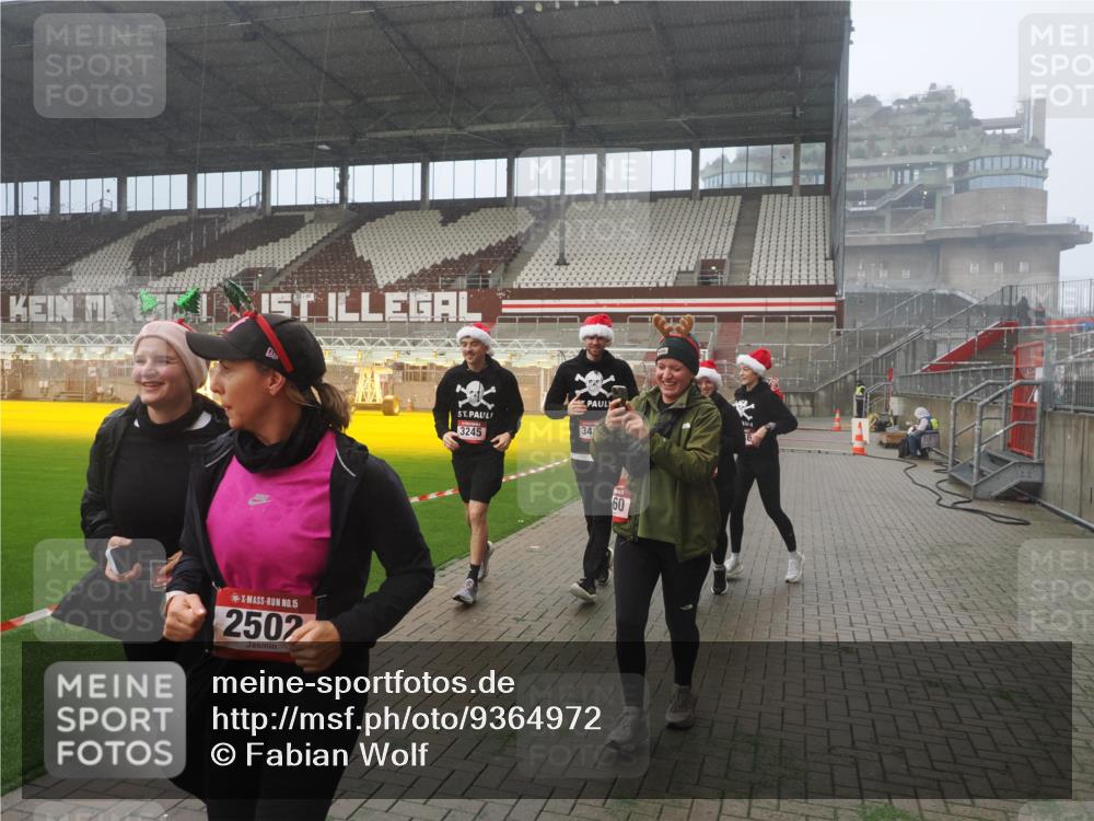 07.12.2025 - St. Pauli X-Mass-Run No. 15 Fabian Wolf http://msf.ph/oto/9364972 07.12.2025 10:10:02 Ziel 989, 1256, 1257, 1678, 1732, 2502, 2504, 2560, 3245, 3246, 3410, 3411 meine-sportfotos.de