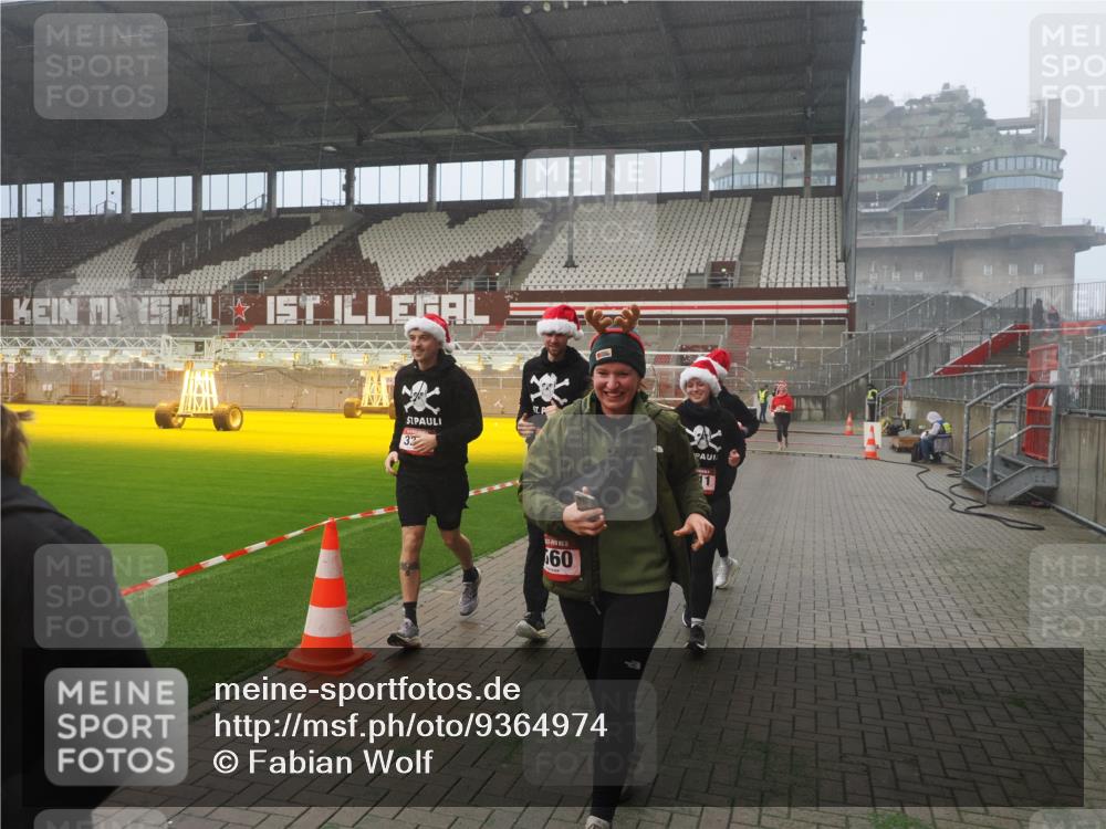 07.12.2025 - St. Pauli X-Mass-Run No. 15 Fabian Wolf http://msf.ph/oto/9364974 07.12.2025 10:10:03 Ziel 989, 1256, 1257, 1678, 1732, 2502, 2504, 2560, 3245, 3246, 3410, 3411 meine-sportfotos.de