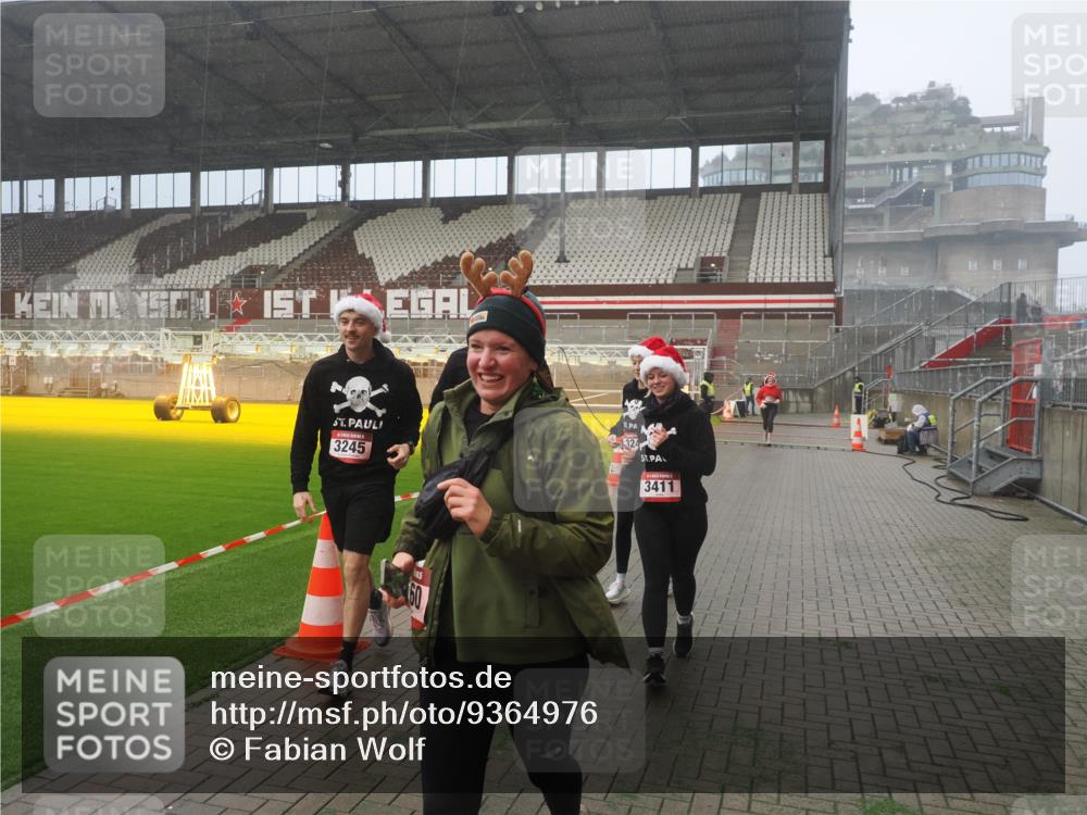 07.12.2025 - St. Pauli X-Mass-Run No. 15 Fabian Wolf http://msf.ph/oto/9364976 07.12.2025 10:10:03 Ziel 989, 1256, 1257, 1678, 1732, 2502, 2504, 2560, 3245, 3246, 3410, 3411 meine-sportfotos.de