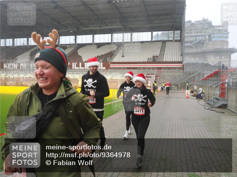 07.12.2025 - St. Pauli X-Mass-Run No. 15 Fabian Wolf http://msf.ph/oto/9364978 07.12.2025 10:10:03 Ziel 989, 1256, 1257, 1678, 1732, 2502, 2504, 2560, 3245, 3246, 3410, 3411 meine-sportfotos.de