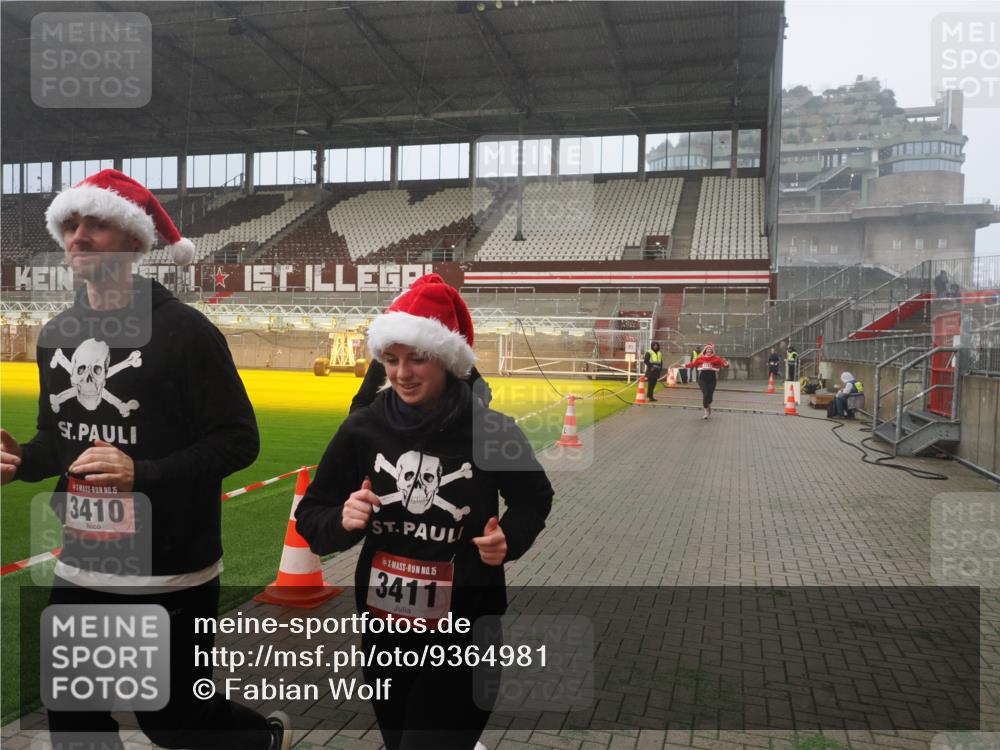 07.12.2025 - St. Pauli X-Mass-Run No. 15 Fabian Wolf http://msf.ph/oto/9364981 07.12.2025 10:10:04 Ziel 989, 1256, 1257, 1678, 1732, 2502, 2504, 2560, 3245, 3246, 3410, 3411 meine-sportfotos.de