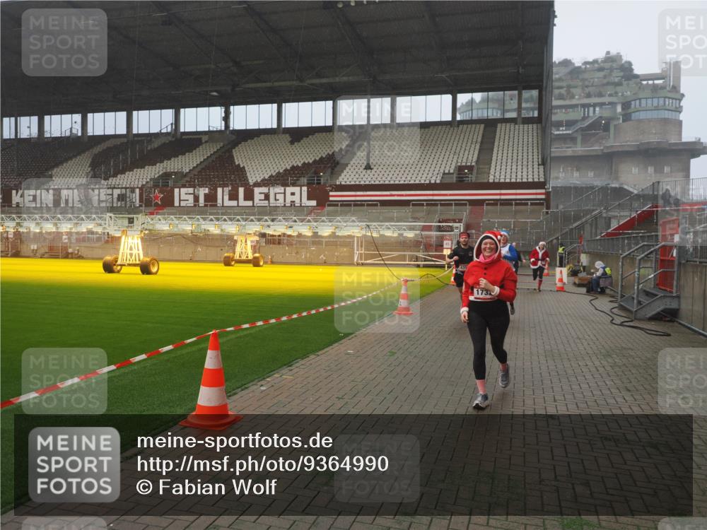 07.12.2025 - St. Pauli X-Mass-Run No. 15 Fabian Wolf http://msf.ph/oto/9364990 07.12.2025 10:10:11 Ziel 962, 1399, 1732, 2502, 2504, 2560, 3245, 3246, 3410, 3411, 4358, 4507 meine-sportfotos.de