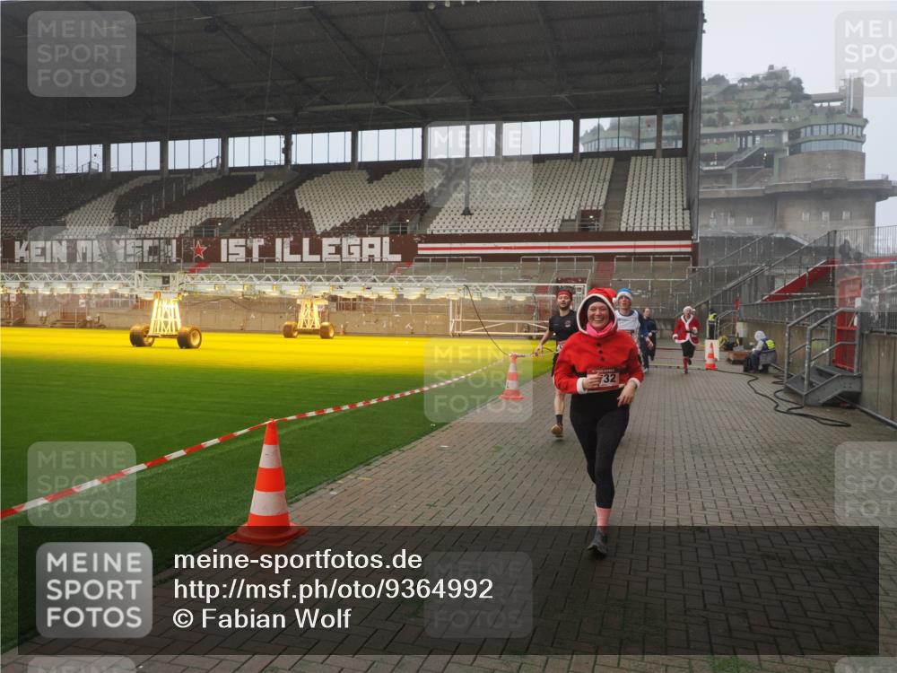 07.12.2025 - St. Pauli X-Mass-Run No. 15 Fabian Wolf http://msf.ph/oto/9364992 07.12.2025 10:10:11 Ziel 962, 1399, 1732, 2502, 2504, 2560, 3245, 3246, 3410, 3411, 4358, 4507 meine-sportfotos.de