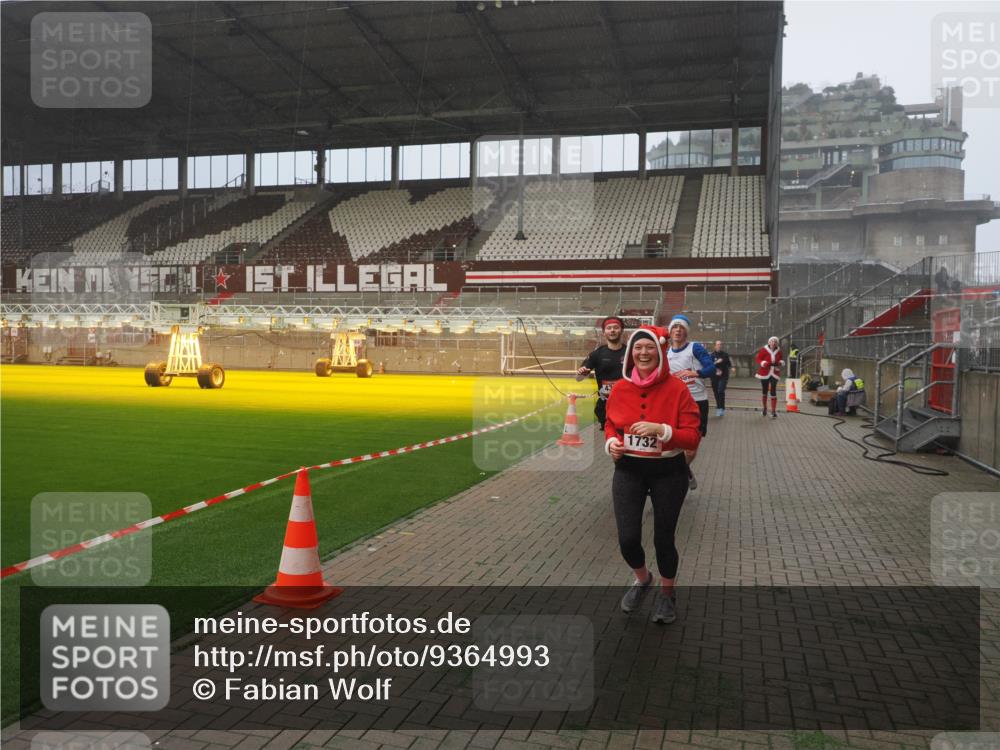 07.12.2025 - St. Pauli X-Mass-Run No. 15 Fabian Wolf http://msf.ph/oto/9364993 07.12.2025 10:10:11 Ziel 962, 1399, 1732, 2502, 2504, 2560, 3245, 3246, 3410, 3411, 4358, 4507 meine-sportfotos.de