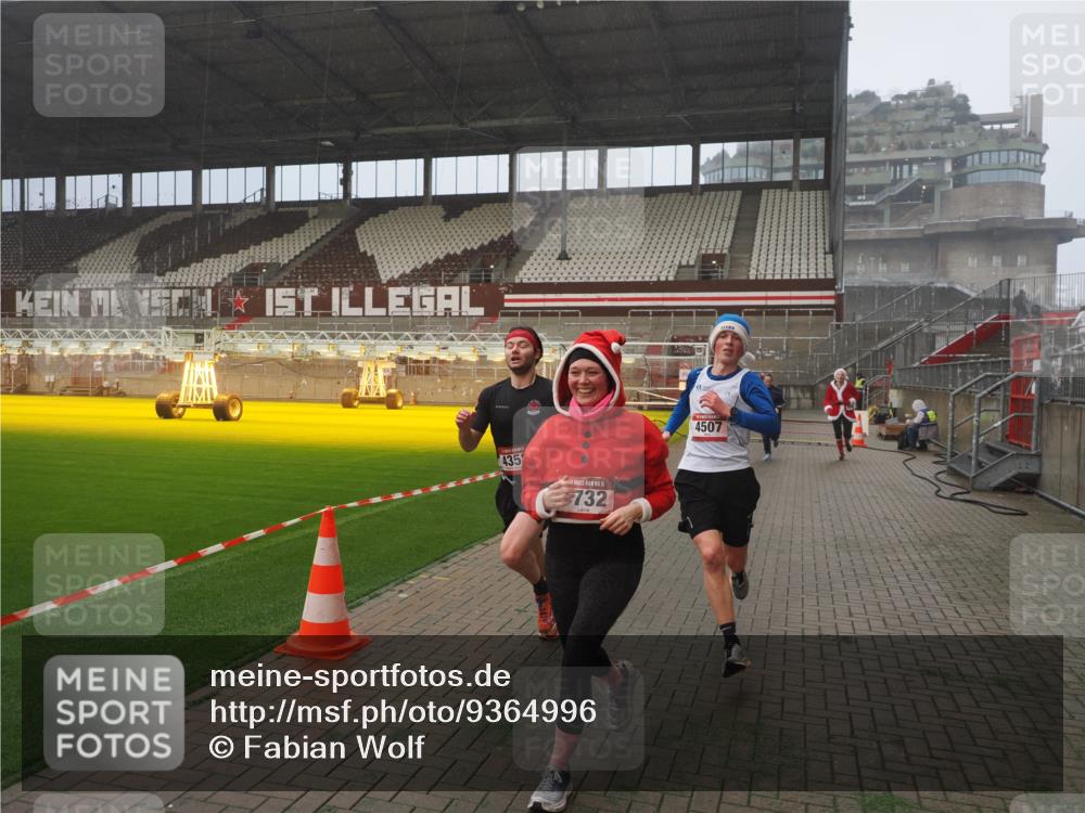 07.12.2025 - St. Pauli X-Mass-Run No. 15 Fabian Wolf http://msf.ph/oto/9364996 07.12.2025 10:10:12 Ziel 962, 1399, 1732, 3245, 3246, 3410, 3411, 4358, 4507 meine-sportfotos.de