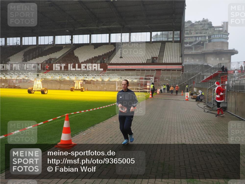 07.12.2025 - St. Pauli X-Mass-Run No. 15 Fabian Wolf http://msf.ph/oto/9365005 07.12.2025 10:10:17 Ziel 962, 1399, 1732, 4358, 4507 meine-sportfotos.de