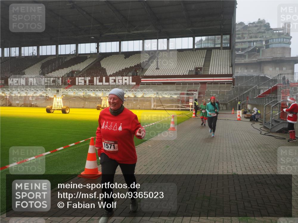 07.12.2025 - St. Pauli X-Mass-Run No. 15 Fabian Wolf http://msf.ph/oto/9365023 07.12.2025 10:10:31 Ziel 550, 964, 1571, 2083, 2087 meine-sportfotos.de