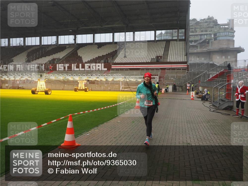 07.12.2025 - St. Pauli X-Mass-Run No. 15 Fabian Wolf http://msf.ph/oto/9365030 07.12.2025 10:10:33 Ziel 550, 964, 1571, 2083, 2087 meine-sportfotos.de