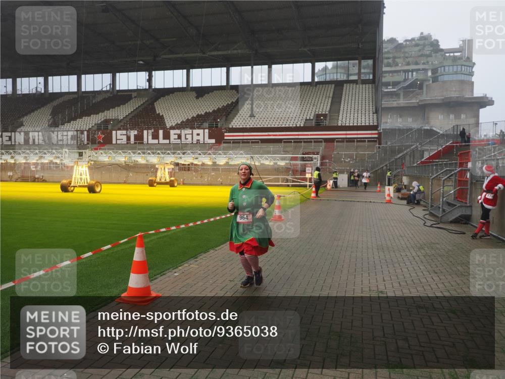 07.12.2025 - St. Pauli X-Mass-Run No. 15 Fabian Wolf http://msf.ph/oto/9365038 07.12.2025 10:10:35 Ziel 550, 964, 1571, 2083, 2087 meine-sportfotos.de