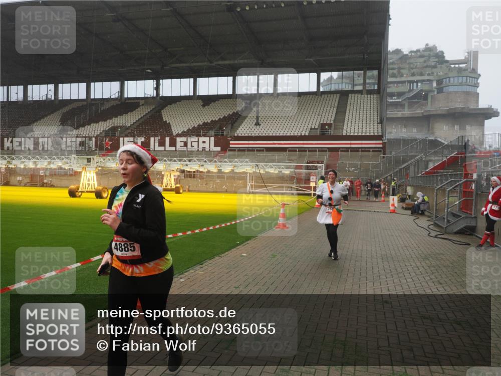 07.12.2025 - St. Pauli X-Mass-Run No. 15 Fabian Wolf http://msf.ph/oto/9365055 07.12.2025 10:10:47 Ziel 964, 1768, 4885 meine-sportfotos.de
