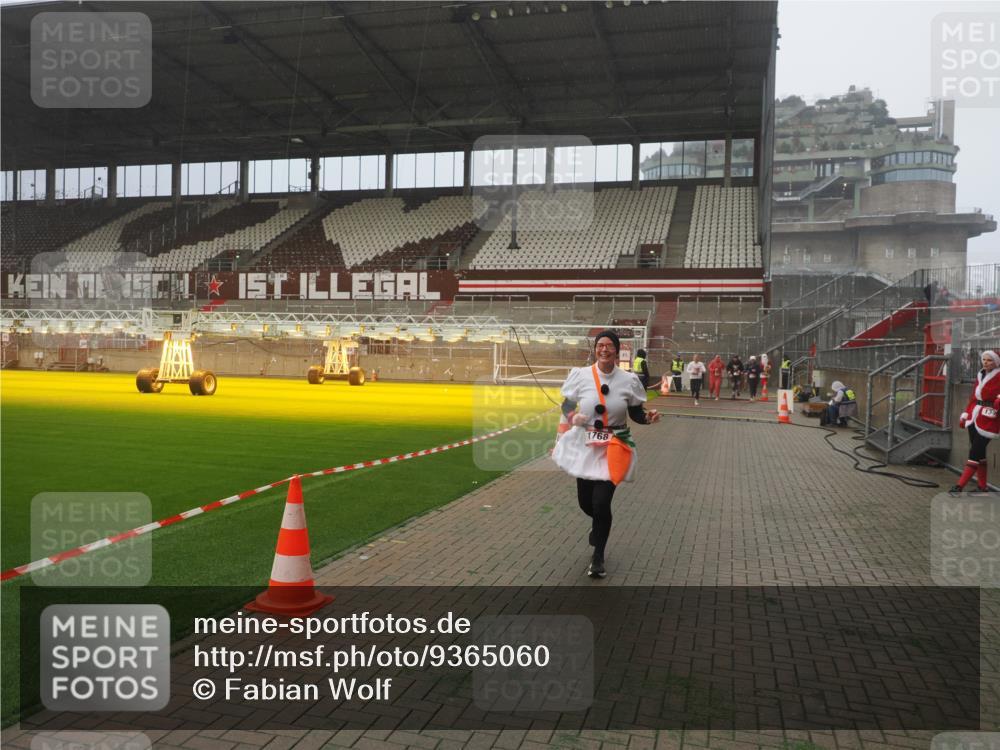 07.12.2025 - St. Pauli X-Mass-Run No. 15 Fabian Wolf http://msf.ph/oto/9365060 07.12.2025 10:10:48 Ziel 1426, 1768, 4885 meine-sportfotos.de