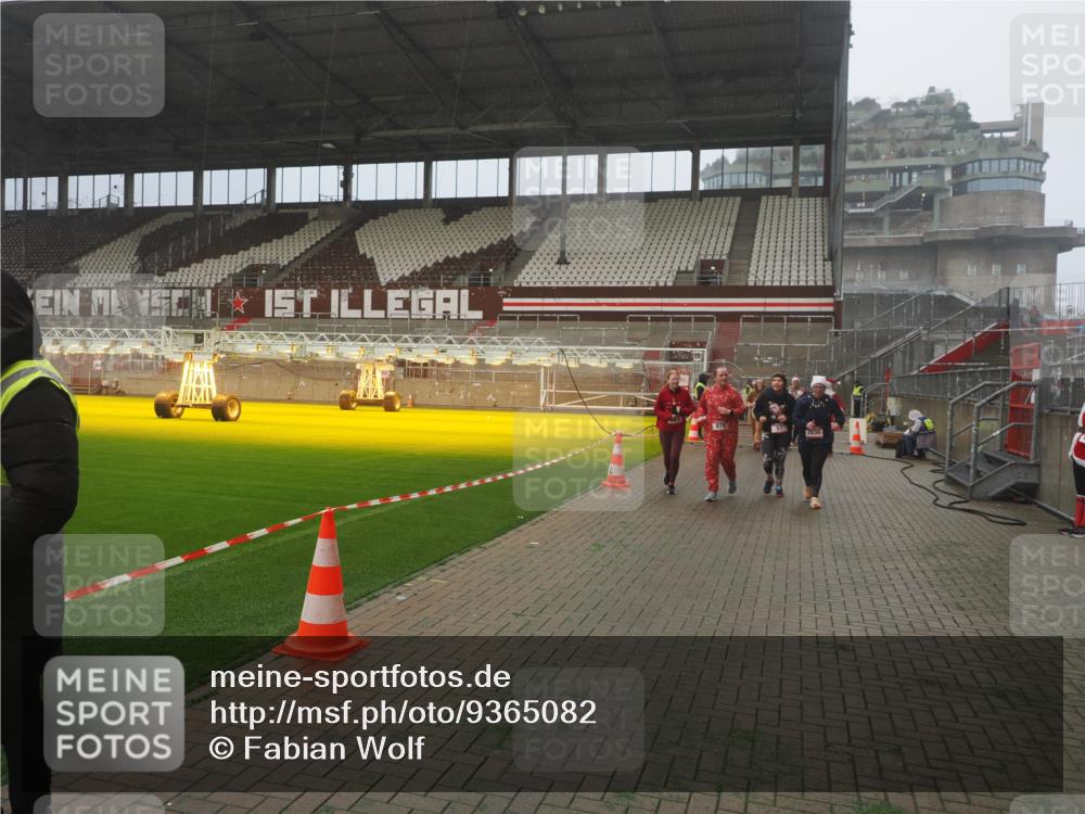 07.12.2025 - St. Pauli X-Mass-Run No. 15 Fabian Wolf http://msf.ph/oto/9365082 07.12.2025 10:10:56 Ziel 57, 979, 983, 1148, 1149, 1150, 1426, 1768, 1929, 1935, 2530, 4885 meine-sportfotos.de