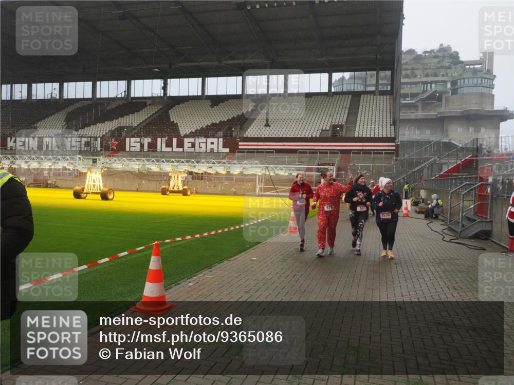 07.12.2025 - St. Pauli X-Mass-Run No. 15 Fabian Wolf http://msf.ph/oto/9365086 07.12.2025 10:10:58 Ziel 57, 979, 983, 1148, 1149, 1150, 1426, 1768, 1929, 1935, 2530, 4885 meine-sportfotos.de