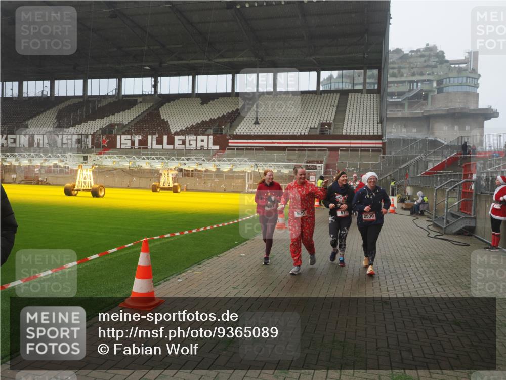 07.12.2025 - St. Pauli X-Mass-Run No. 15 Fabian Wolf http://msf.ph/oto/9365089 07.12.2025 10:10:58 Ziel 57, 979, 983, 1148, 1149, 1150, 1426, 1768, 1929, 1935, 2530, 4885 meine-sportfotos.de