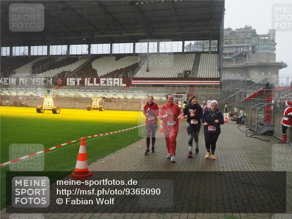 07.12.2025 - St. Pauli X-Mass-Run No. 15 Fabian Wolf http://msf.ph/oto/9365090 07.12.2025 10:10:59 Ziel 57, 979, 983, 1148, 1149, 1150, 1426, 1768, 1929, 1935, 2530 meine-sportfotos.de