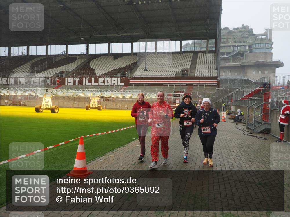 07.12.2025 - St. Pauli X-Mass-Run No. 15 Fabian Wolf http://msf.ph/oto/9365092 07.12.2025 10:10:59 Ziel 57, 979, 983, 1148, 1149, 1150, 1426, 1768, 1929, 1935, 2530 meine-sportfotos.de