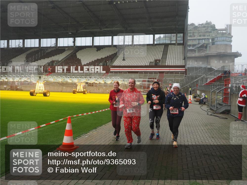 07.12.2025 - St. Pauli X-Mass-Run No. 15 Fabian Wolf http://msf.ph/oto/9365093 07.12.2025 10:10:59 Ziel 57, 979, 983, 1148, 1149, 1150, 1426, 1768, 1929, 1935, 2530 meine-sportfotos.de