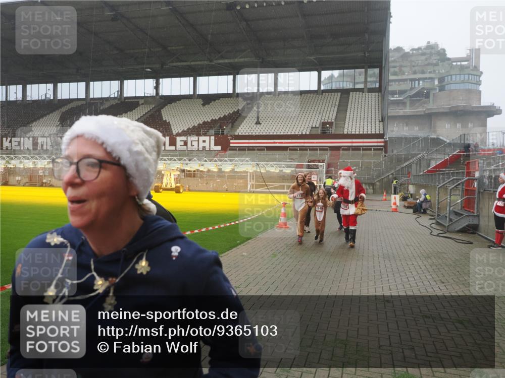 07.12.2025 - St. Pauli X-Mass-Run No. 15 Fabian Wolf http://msf.ph/oto/9365103 07.12.2025 10:11:01 Ziel 57, 979, 983, 1148, 1149, 1150, 1426, 1929, 1935, 2530 meine-sportfotos.de
