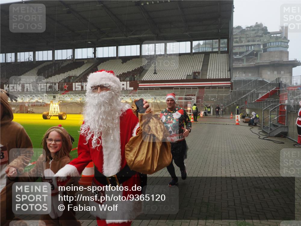 07.12.2025 - St. Pauli X-Mass-Run No. 15 Fabian Wolf http://msf.ph/oto/9365120 07.12.2025 10:11:05 Ziel 57, 979, 983, 1148, 1149, 1150, 1426, 1929, 1935, 2530 meine-sportfotos.de