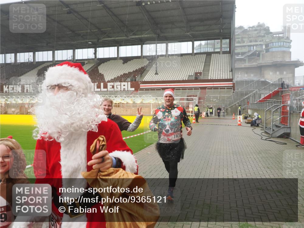 07.12.2025 - St. Pauli X-Mass-Run No. 15 Fabian Wolf http://msf.ph/oto/9365121 07.12.2025 10:11:05 Ziel 57, 979, 983, 1148, 1149, 1150, 1426, 1929, 1935, 2530 meine-sportfotos.de