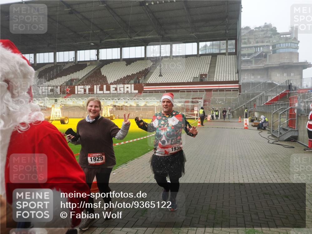 07.12.2025 - St. Pauli X-Mass-Run No. 15 Fabian Wolf http://msf.ph/oto/9365122 07.12.2025 10:11:05 Ziel 57, 979, 983, 1148, 1149, 1150, 1426, 1929, 1935, 2530 meine-sportfotos.de
