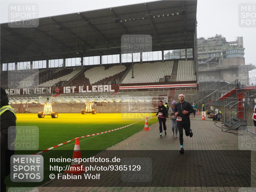 07.12.2025 - St. Pauli X-Mass-Run No. 15 Fabian Wolf http://msf.ph/oto/9365129 07.12.2025 10:11:15 Ziel 1935, 1969, 3815 meine-sportfotos.de