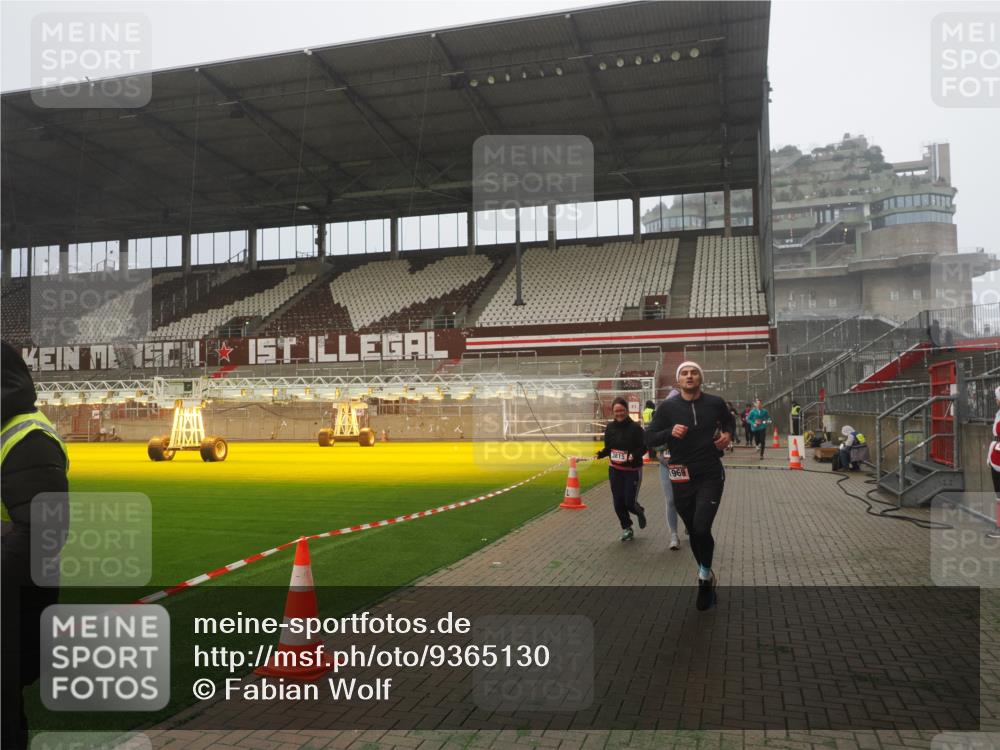 07.12.2025 - St. Pauli X-Mass-Run No. 15 Fabian Wolf http://msf.ph/oto/9365130 07.12.2025 10:11:15 Ziel 1935, 1969, 3815 meine-sportfotos.de