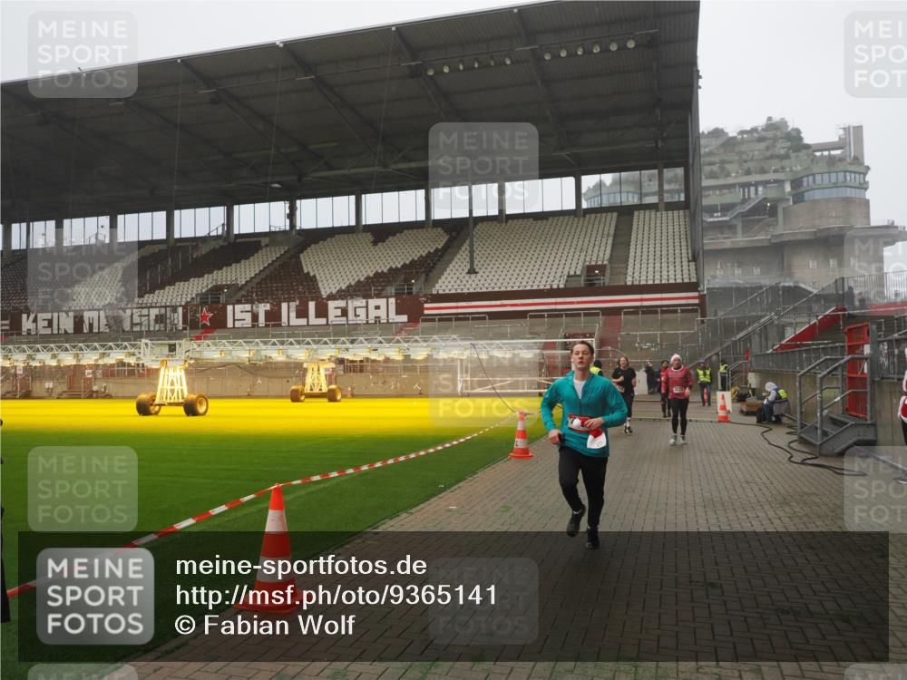 07.12.2025 - St. Pauli X-Mass-Run No. 15 Fabian Wolf http://msf.ph/oto/9365141 07.12.2025 10:11:19 Ziel 1969, 3354, 3815, 4499, 4525, 4659, 4661 meine-sportfotos.de