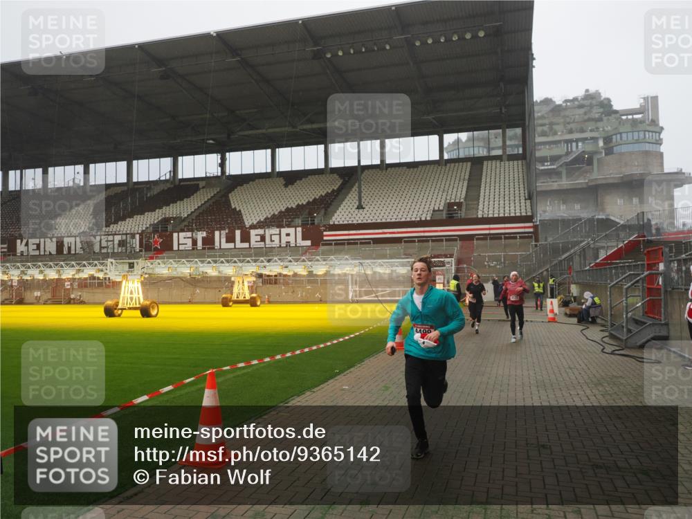 07.12.2025 - St. Pauli X-Mass-Run No. 15 Fabian Wolf http://msf.ph/oto/9365142 07.12.2025 10:11:20 Ziel 1969, 3354, 3815, 4499, 4525, 4659, 4661 meine-sportfotos.de