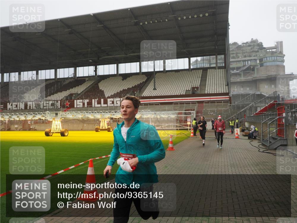 07.12.2025 - St. Pauli X-Mass-Run No. 15 Fabian Wolf http://msf.ph/oto/9365145 07.12.2025 10:11:20 Ziel 1969, 3354, 3815, 4499, 4525, 4659, 4661 meine-sportfotos.de