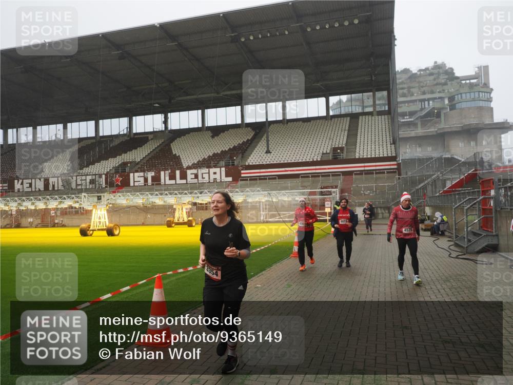 07.12.2025 - St. Pauli X-Mass-Run No. 15 Fabian Wolf http://msf.ph/oto/9365149 07.12.2025 10:11:24 Ziel 1969, 3354, 3815, 4499, 4525, 4659, 4661, 4662 meine-sportfotos.de
