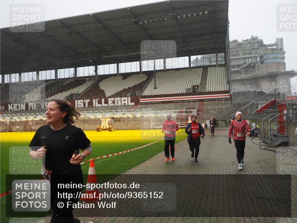 07.12.2025 - St. Pauli X-Mass-Run No. 15 Fabian Wolf http://msf.ph/oto/9365152 07.12.2025 10:11:25 Ziel 1969, 3354, 3815, 4499, 4525, 4659, 4661, 4662 meine-sportfotos.de