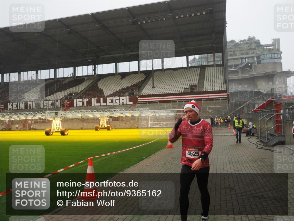 07.12.2025 - St. Pauli X-Mass-Run No. 15 Fabian Wolf http://msf.ph/oto/9365162 07.12.2025 10:11:29 Ziel 1969, 3354, 4499, 4525, 4659, 4661, 4662 meine-sportfotos.de