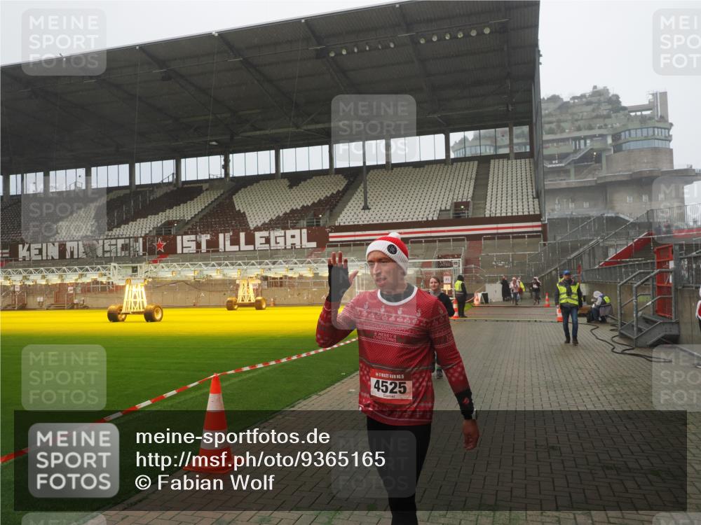 07.12.2025 - St. Pauli X-Mass-Run No. 15 Fabian Wolf http://msf.ph/oto/9365165 07.12.2025 10:11:30 Ziel 1969, 3354, 4499, 4525, 4659, 4661, 4662 meine-sportfotos.de