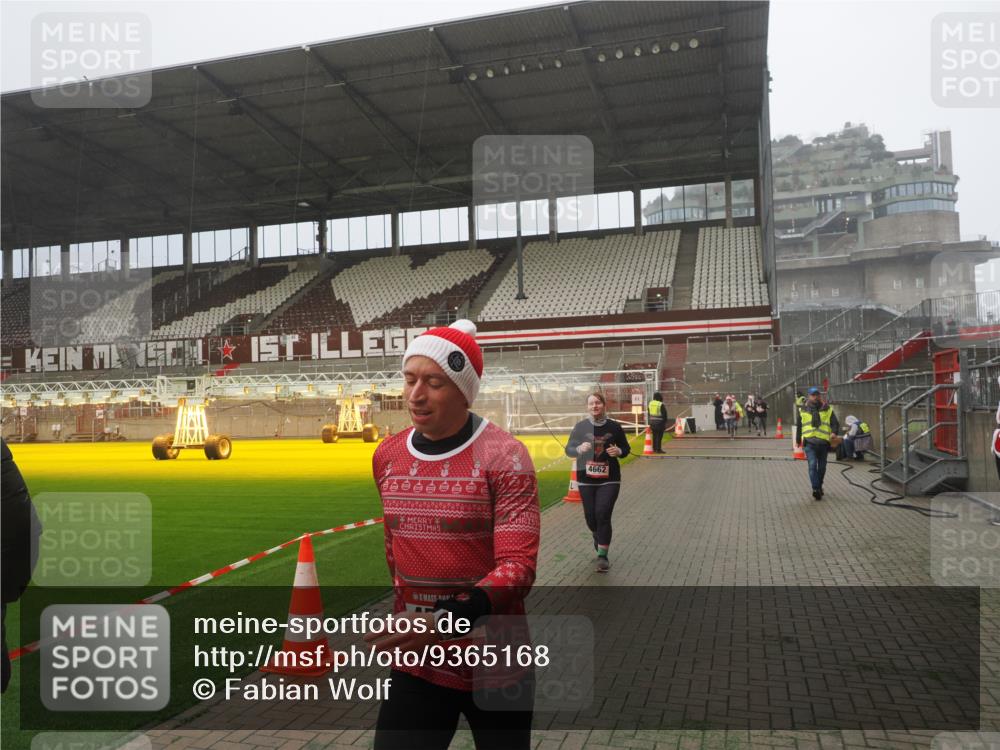 07.12.2025 - St. Pauli X-Mass-Run No. 15 Fabian Wolf http://msf.ph/oto/9365168 07.12.2025 10:11:30 Ziel 1969, 3354, 4499, 4525, 4659, 4661, 4662 meine-sportfotos.de