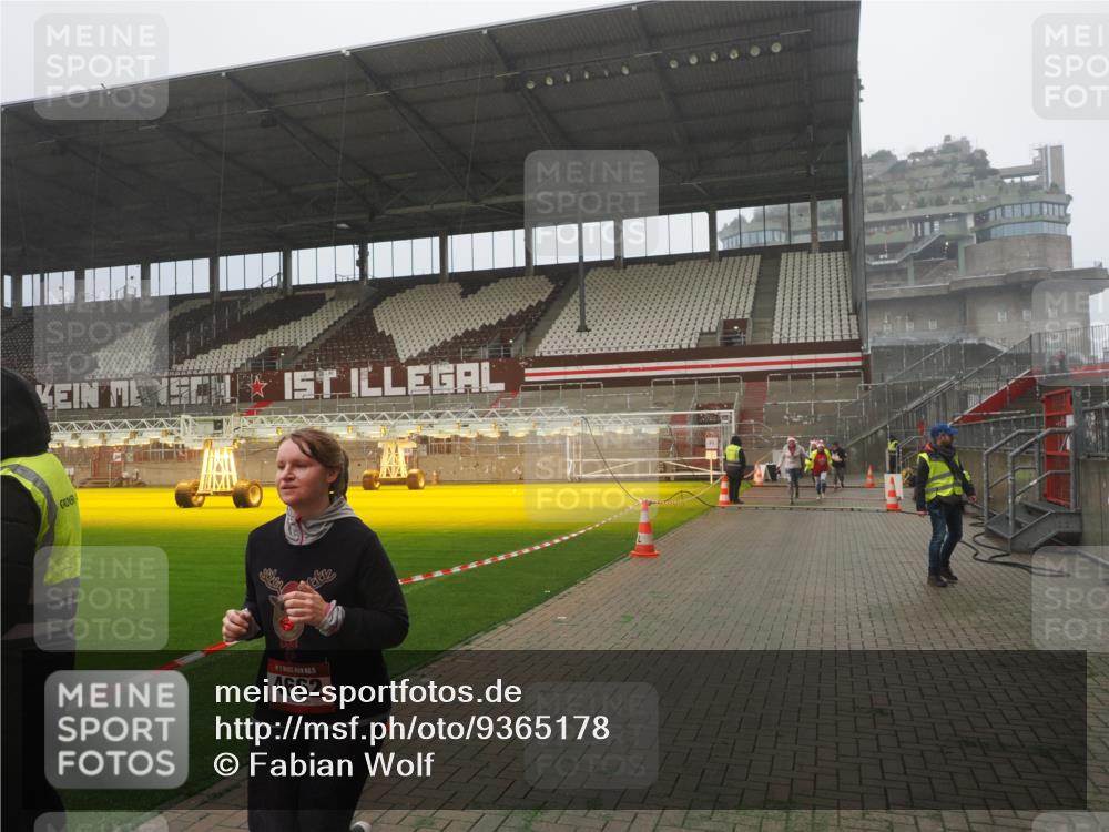 07.12.2025 - St. Pauli X-Mass-Run No. 15 Fabian Wolf http://msf.ph/oto/9365178 07.12.2025 10:11:32 Ziel 2909, 3085, 3354, 4499, 4525, 4659, 4661, 4662 meine-sportfotos.de