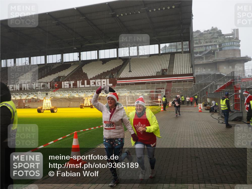 07.12.2025 - St. Pauli X-Mass-Run No. 15 Fabian Wolf http://msf.ph/oto/9365189 07.12.2025 10:11:39 Ziel 670, 2909, 3085, 3909, 4662 meine-sportfotos.de