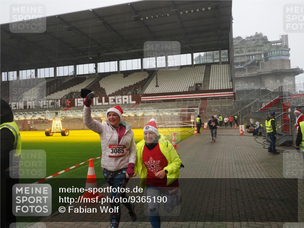 07.12.2025 - St. Pauli X-Mass-Run No. 15 Fabian Wolf http://msf.ph/oto/9365190 07.12.2025 10:11:39 Ziel 670, 2909, 3085, 3909, 4662 meine-sportfotos.de