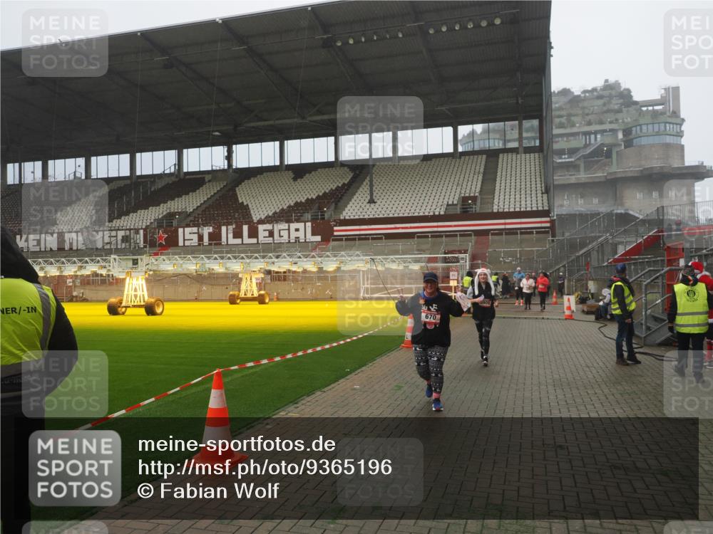 07.12.2025 - St. Pauli X-Mass-Run No. 15 Fabian Wolf http://msf.ph/oto/9365196 07.12.2025 10:11:43 Ziel 670, 2909, 3085, 3761, 3767, 3909 meine-sportfotos.de