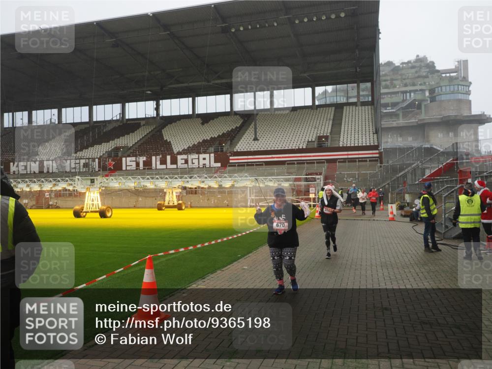 07.12.2025 - St. Pauli X-Mass-Run No. 15 Fabian Wolf http://msf.ph/oto/9365198 07.12.2025 10:11:43 Ziel 670, 2909, 3085, 3761, 3767, 3909 meine-sportfotos.de