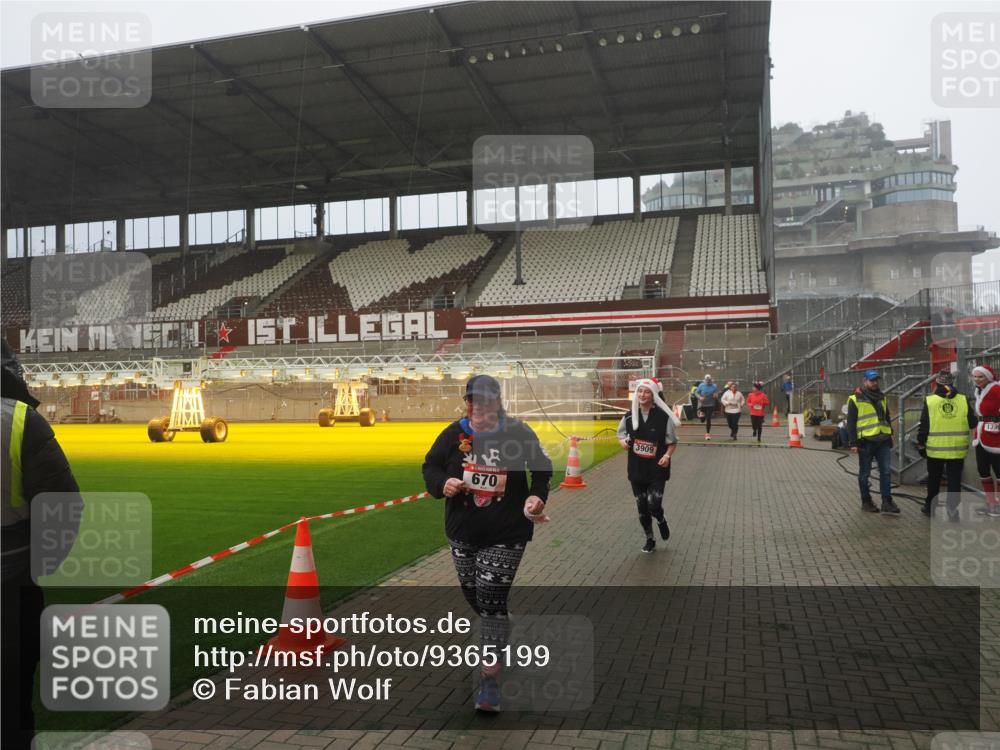 07.12.2025 - St. Pauli X-Mass-Run No. 15 Fabian Wolf http://msf.ph/oto/9365199 07.12.2025 10:11:44 Ziel 670, 2906, 2909, 3085, 3761, 3767, 3909 meine-sportfotos.de