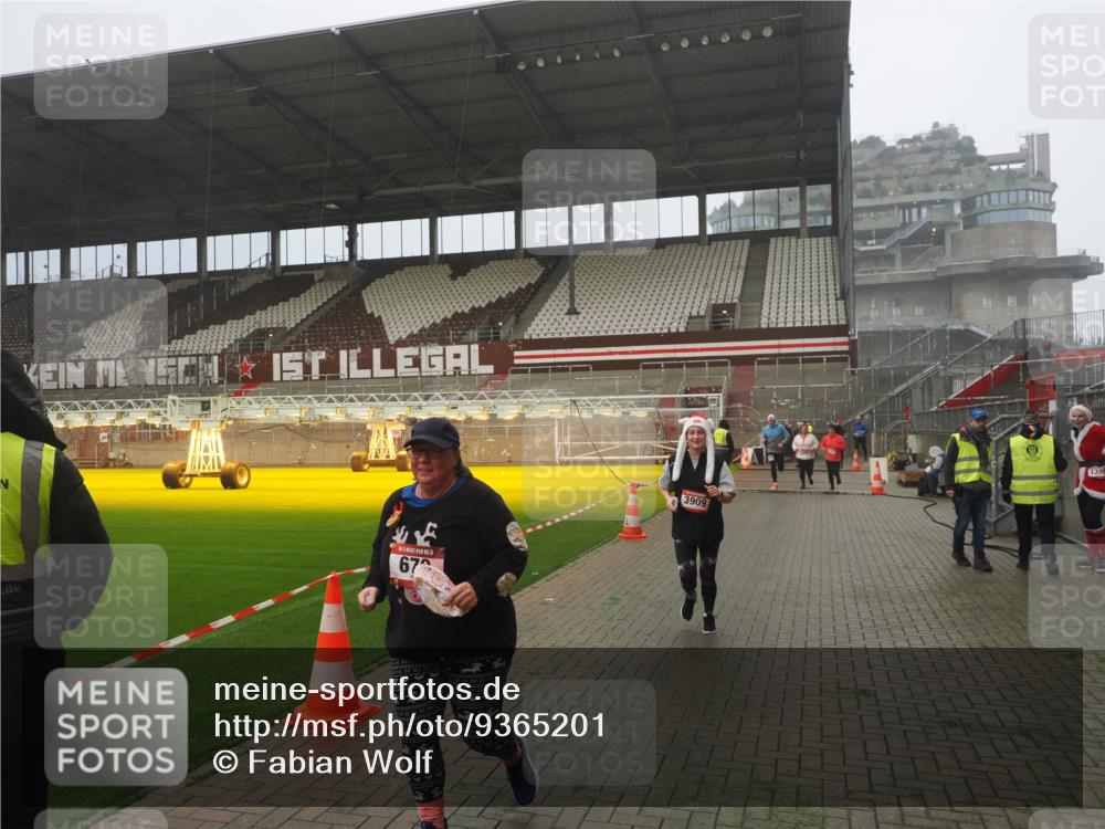 07.12.2025 - St. Pauli X-Mass-Run No. 15 Fabian Wolf http://msf.ph/oto/9365201 07.12.2025 10:11:44 Ziel 670, 2906, 2909, 3085, 3761, 3767, 3909 meine-sportfotos.de