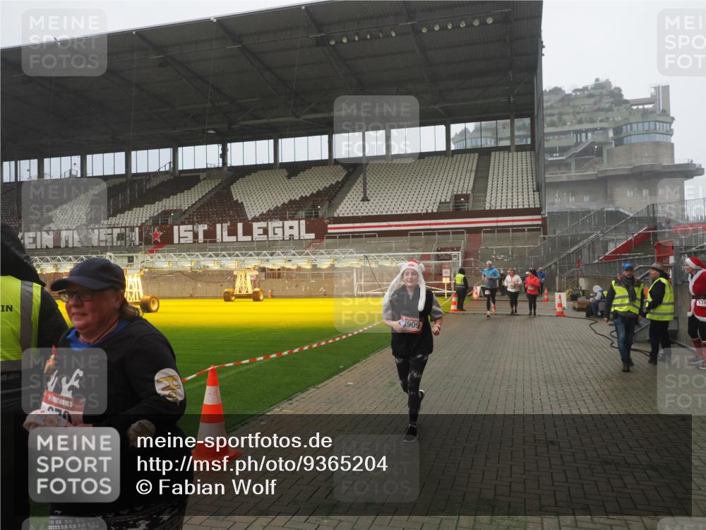 07.12.2025 - St. Pauli X-Mass-Run No. 15 Fabian Wolf http://msf.ph/oto/9365204 07.12.2025 10:11:45 Ziel 670, 2906, 2909, 3085, 3761, 3767, 3909 meine-sportfotos.de