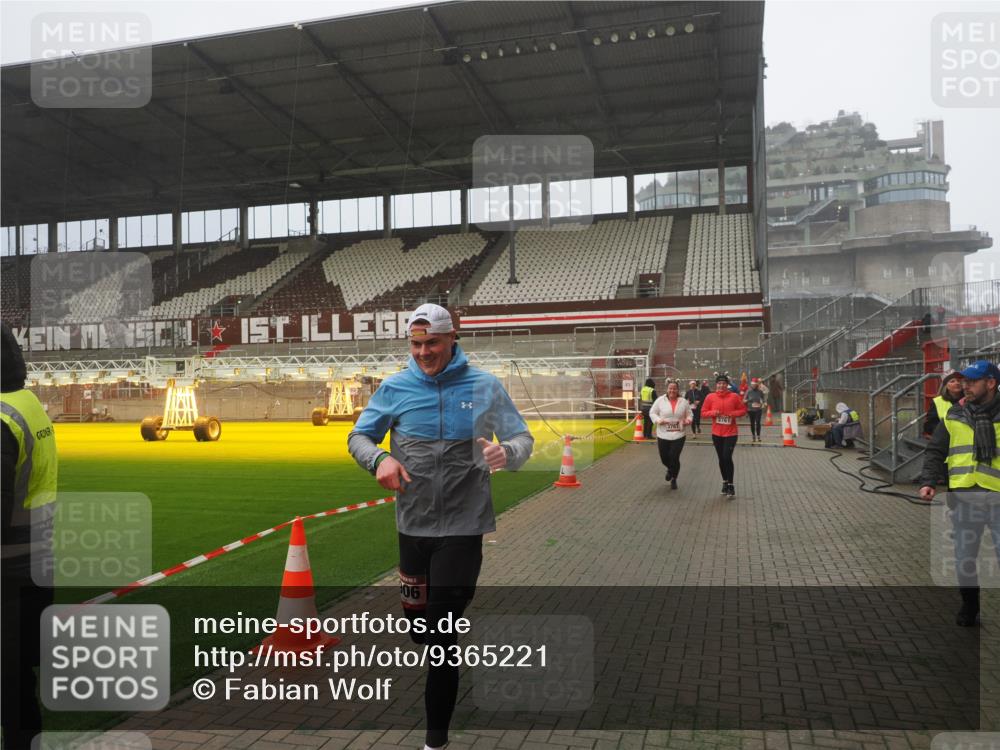 07.12.2025 - St. Pauli X-Mass-Run No. 15 Fabian Wolf http://msf.ph/oto/9365221 07.12.2025 10:11:49 Ziel 670, 1687, 2906, 2909, 3085, 3761, 3767, 3909, 3932, 3935 meine-sportfotos.de