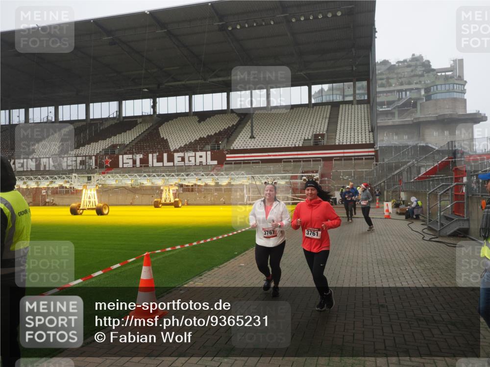 07.12.2025 - St. Pauli X-Mass-Run No. 15 Fabian Wolf http://msf.ph/oto/9365231 07.12.2025 10:11:52 Ziel 670, 1687, 1688, 2906, 2909, 3085, 3761, 3767, 3909, 3932, 3935 meine-sportfotos.de