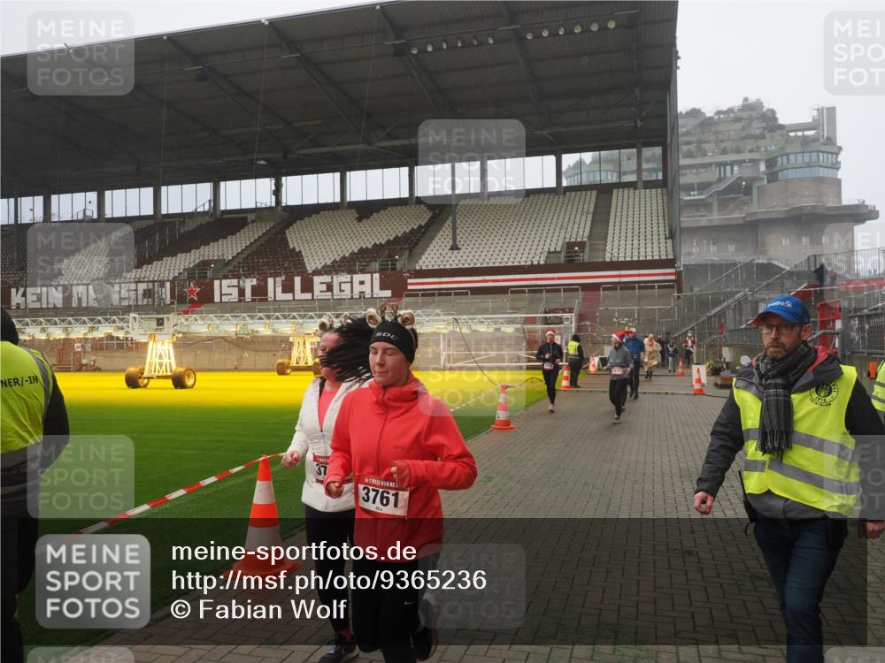 07.12.2025 - St. Pauli X-Mass-Run No. 15 Fabian Wolf http://msf.ph/oto/9365236 07.12.2025 10:11:53 Ziel 670, 756, 1687, 1688, 2906, 3761, 3767, 3909, 3932, 3935 meine-sportfotos.de
