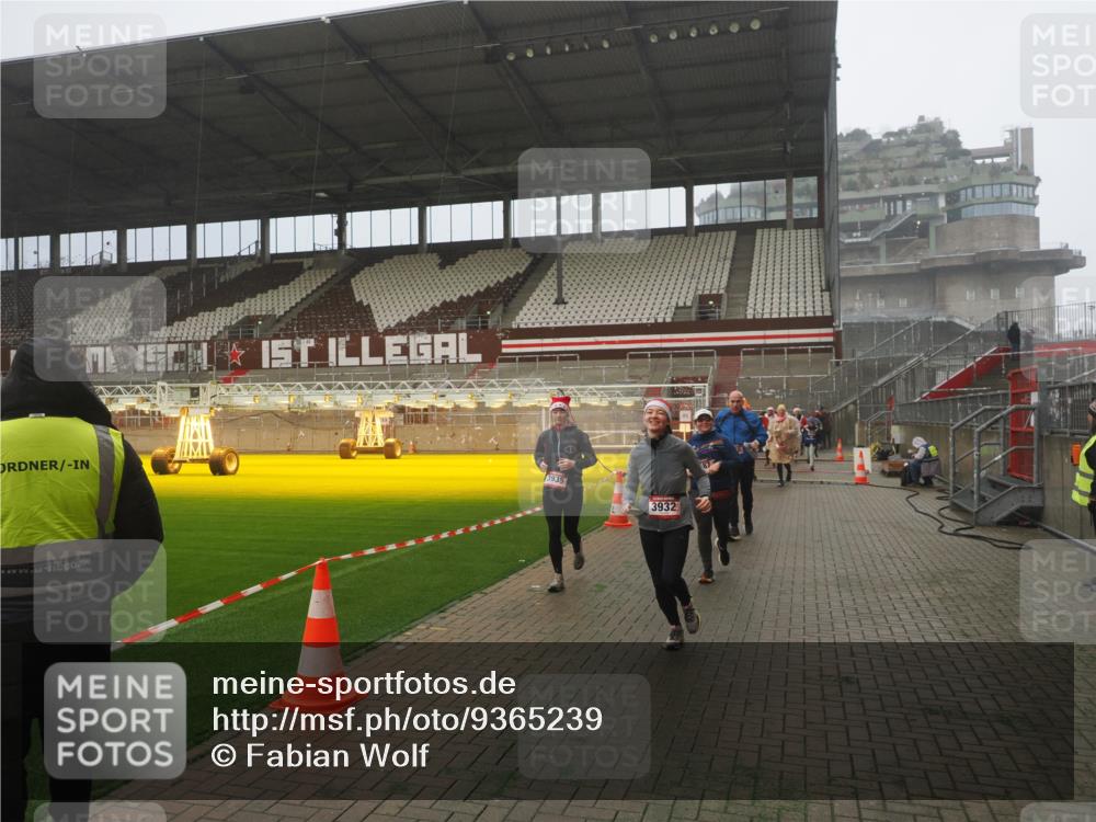 07.12.2025 - St. Pauli X-Mass-Run No. 15 Fabian Wolf http://msf.ph/oto/9365239 07.12.2025 10:11:57 Ziel 756, 1687, 1688, 1833, 2177, 2906, 3761, 3767, 3870, 3932, 3935 meine-sportfotos.de