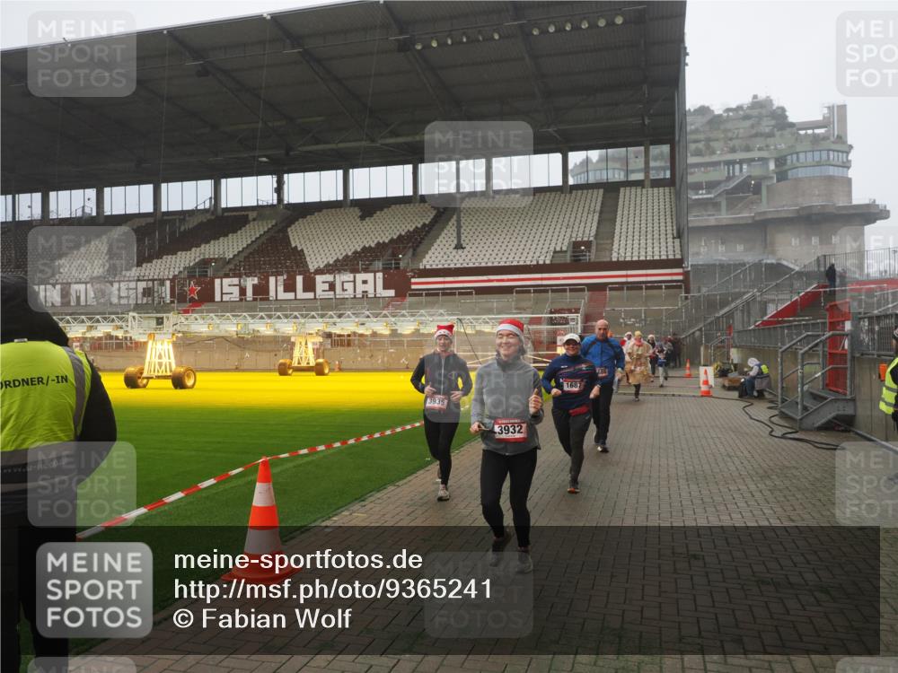 07.12.2025 - St. Pauli X-Mass-Run No. 15 Fabian Wolf http://msf.ph/oto/9365241 07.12.2025 10:11:57 Ziel 756, 1687, 1688, 1833, 2177, 2906, 3761, 3767, 3870, 3932, 3935 meine-sportfotos.de