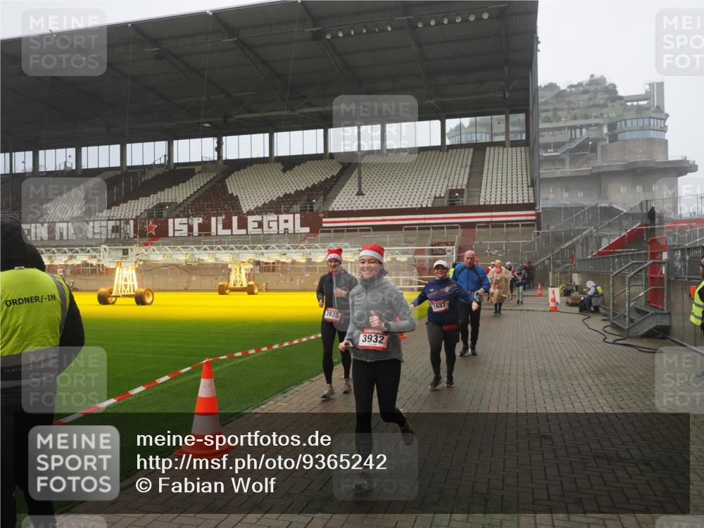 07.12.2025 - St. Pauli X-Mass-Run No. 15 Fabian Wolf http://msf.ph/oto/9365242 07.12.2025 10:11:57 Ziel 756, 1687, 1688, 1833, 2177, 2906, 3761, 3767, 3870, 3932, 3935 meine-sportfotos.de